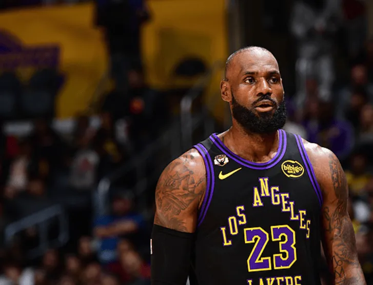 亚博体育平台-詹姆斯半场出战16分钟，投篮9中5得到12分4篮板7助攻1盖帽