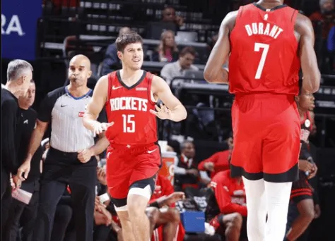 亚博体育官网-谢泼德全场出战22分钟，8中3、三分5中2得到8分1篮板1助攻