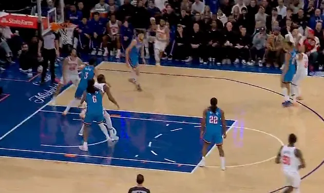 亚博体育平台-布伦森强投三分颠进篮筐，尼克斯两节时间落后两位数后追平